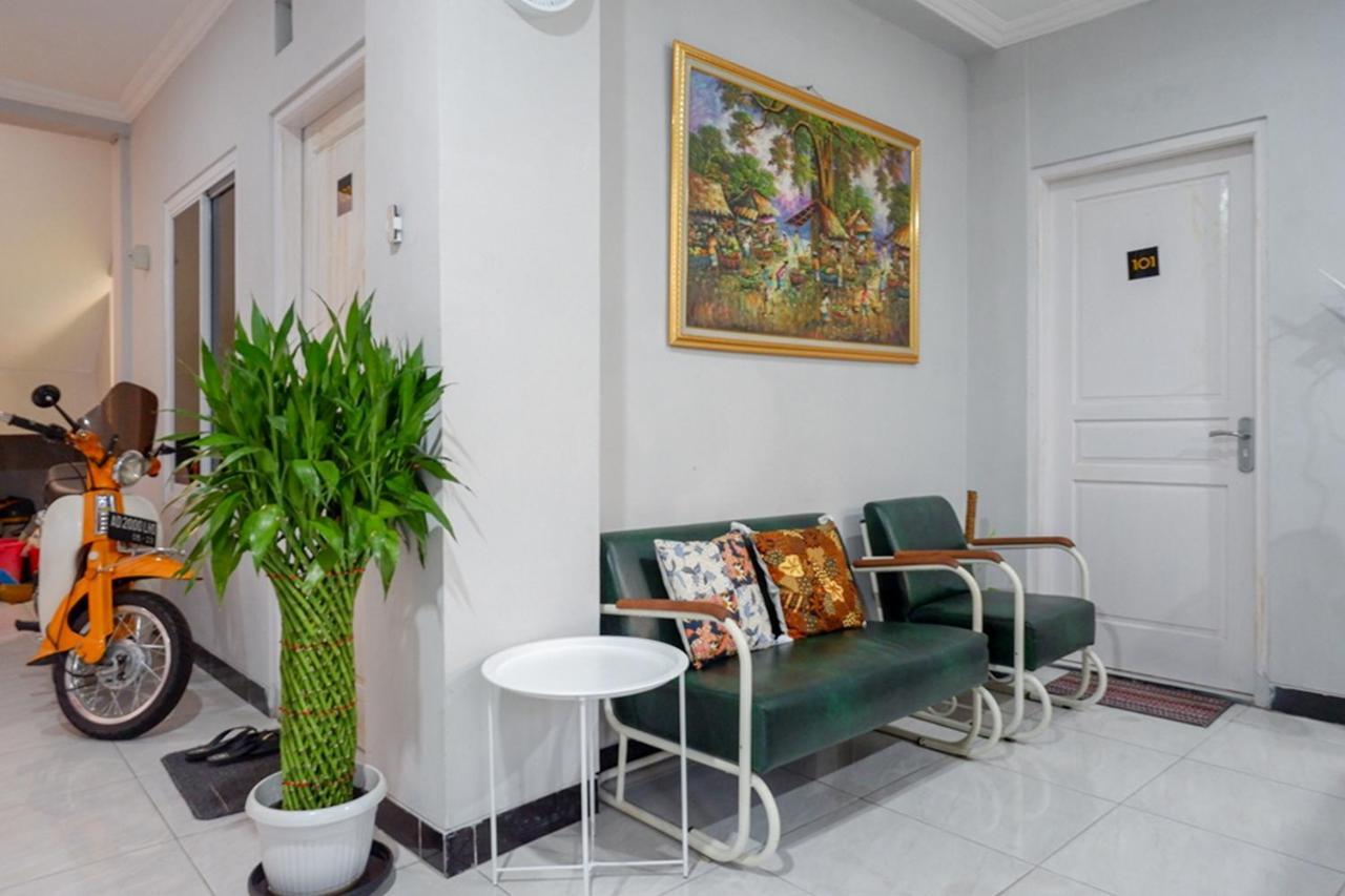 Reddoorz Near Jalan Adi Sucipto Solo Hotel Exterior photo