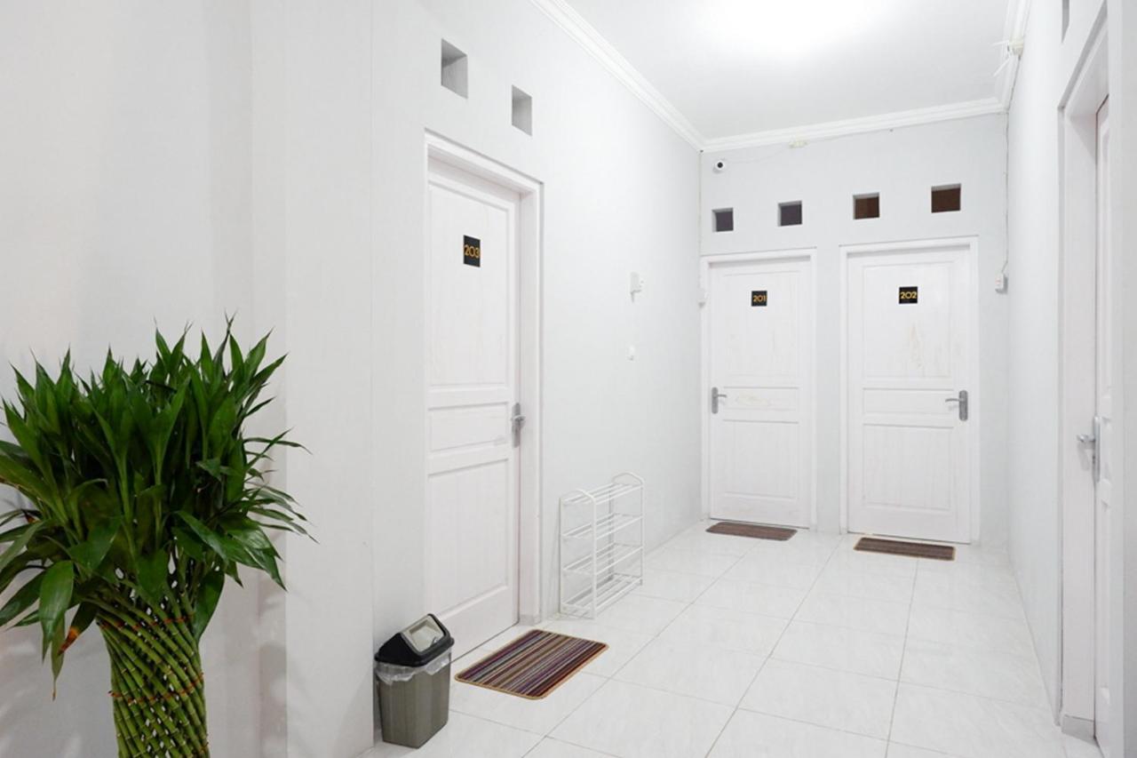 Reddoorz Near Jalan Adi Sucipto Solo Hotel Exterior photo